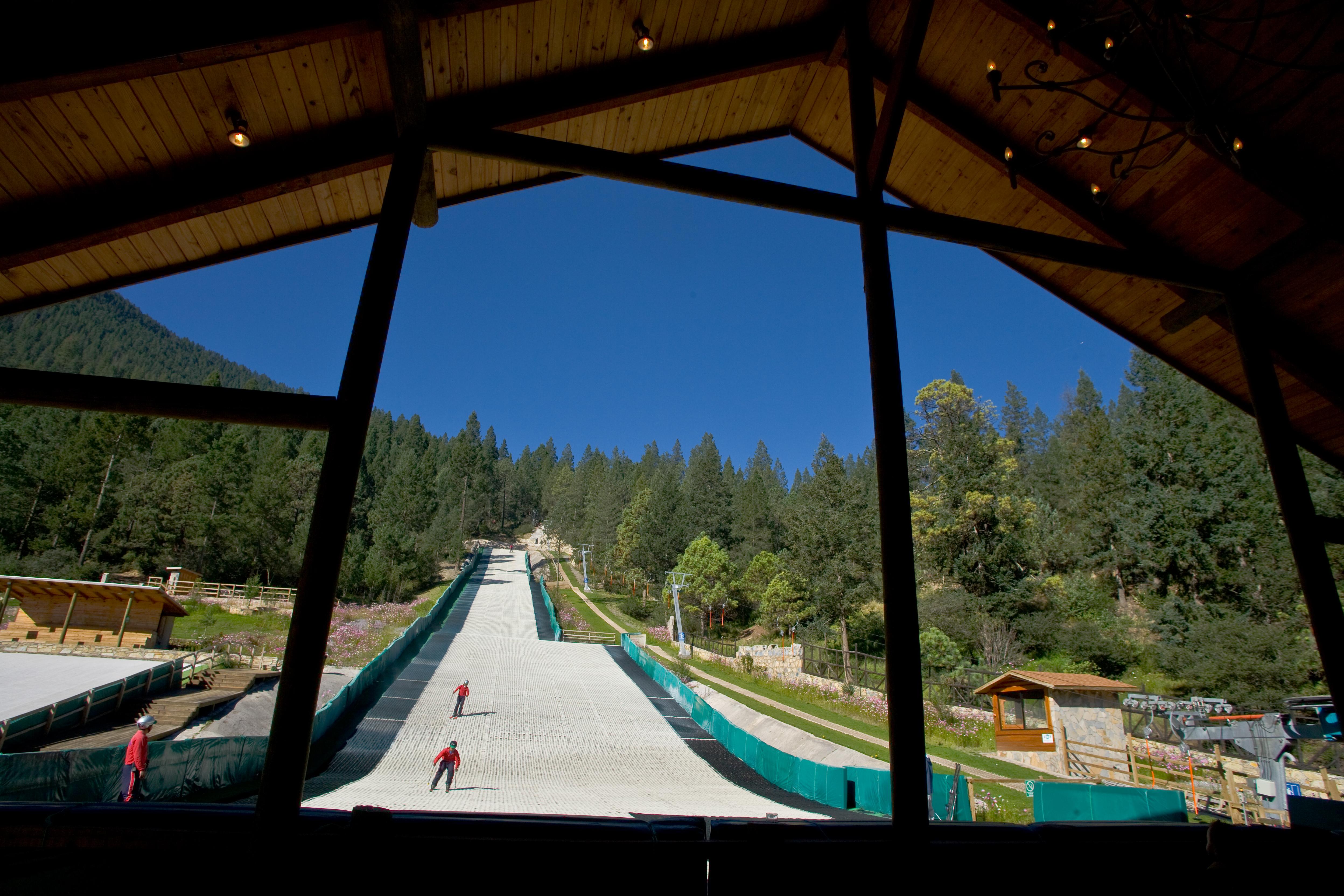 Готель Bosques De Monterreal San Antonio de las Alazanas Екстер'єр фото